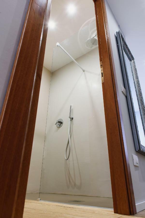 Lora Center Room, Parking Комо Экстерьер фото