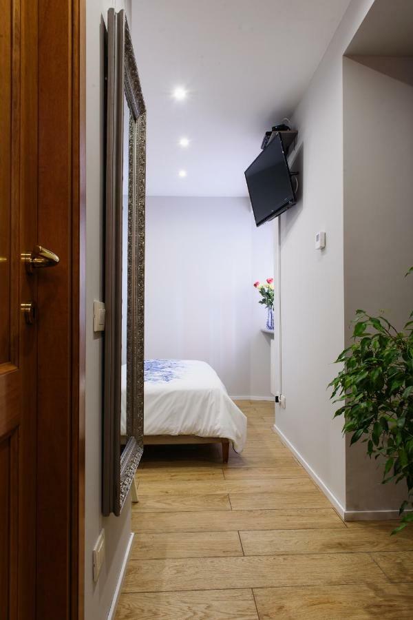Lora Center Room, Parking Комо Экстерьер фото